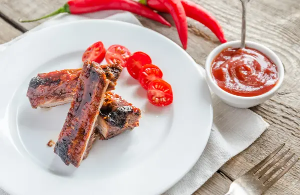 Costelas de porco grelhadas em molho de churrasco — Fotografia de Stock