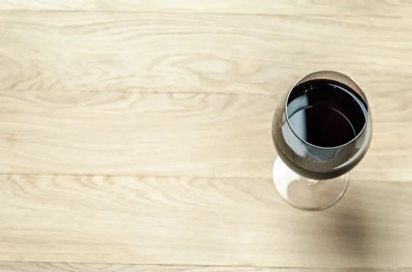 Rotwein im Weinglas vorhanden. Die Ansicht von oben — Stockfoto