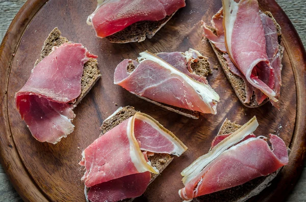 Sandwiches con jamón italiano en la tabla de madera — Foto de Stock