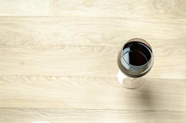 Czerwone wino w kieliszku do wina. Widok z góry — Zdjęcie stockowe