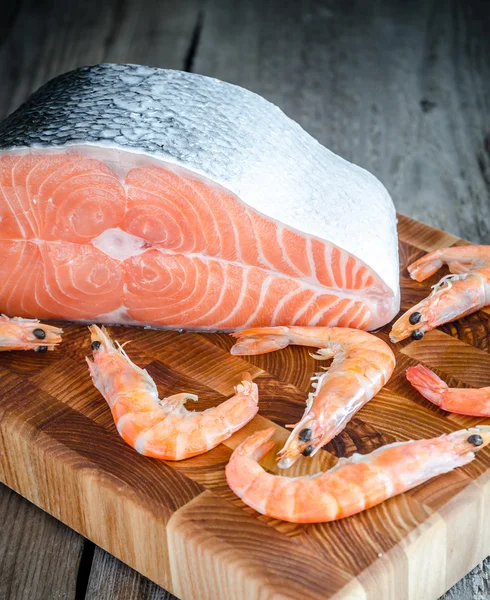 Roher Lachs und Garnelen auf dem Holzbrett — Stockfoto