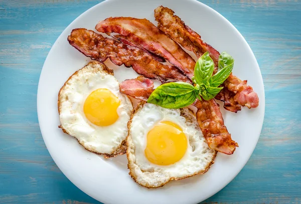 Huevos fritos con tocino en la mesa de madera —  Fotos de Stock