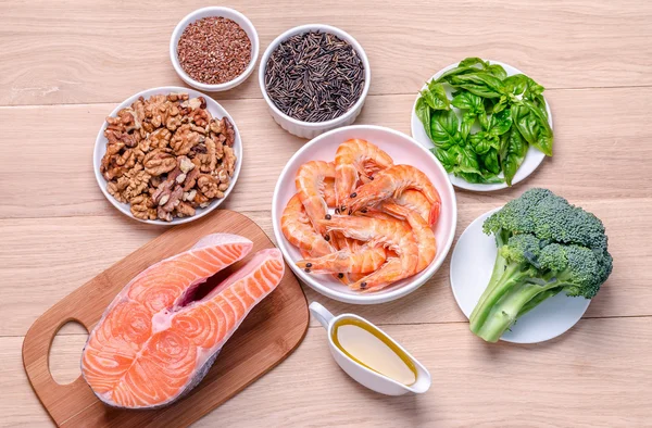 Plant-based and animal sources of Omega-3 acids — Stock Photo, Image