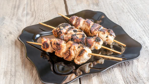 Grilled chicken skewers with spicy sauce — Stock Photo, Image