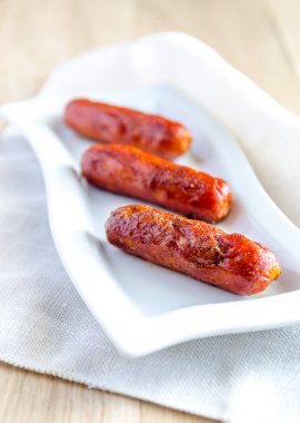 Plaka üzerinde Kızarmış sosis