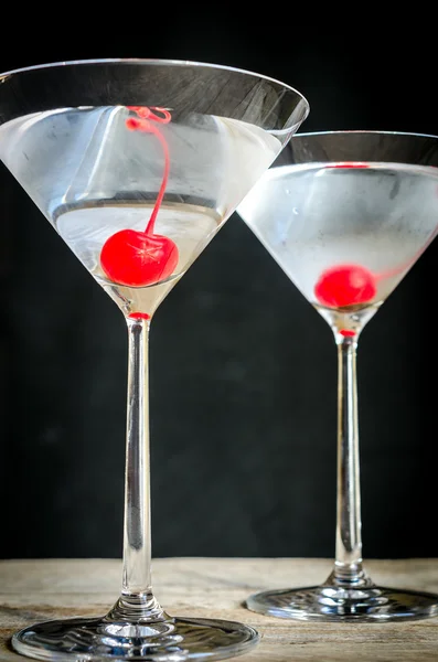 Two olive martini cocktails — Stock Photo, Image