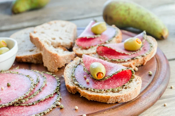 Scheiben italienische Salami mit Birnen — Stockfoto