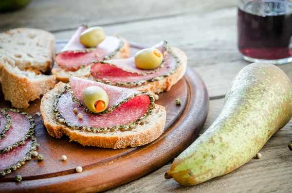 Slices of italian salami with pears — Stock Photo, Image