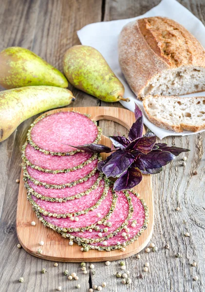 Scheiben italienische Salami mit Birnen — Stockfoto