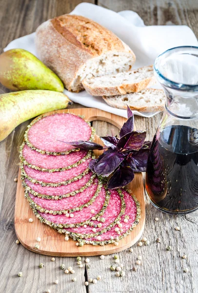 Scheiben italienische Salami mit Birnen und Wein — Stockfoto