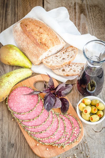 Rebanadas de salami italiano con peras y vino — Foto de Stock