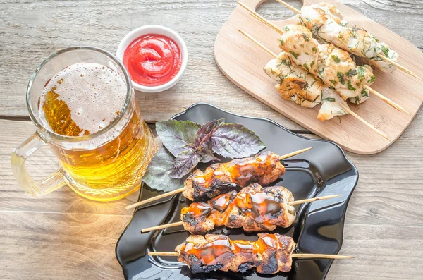 Grilled chicken skewers with herbs and spicy sauce — Stock Photo, Image