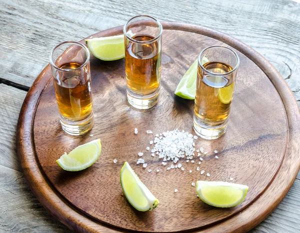 Glazen tequila op de houten bord — Stockfoto