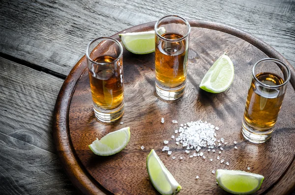 Bardak tekila ahşap tahta üzerinde