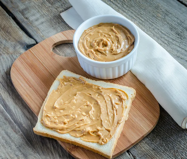 Сэндвич с арахисовым маслом на деревянной доске — стоковое фото