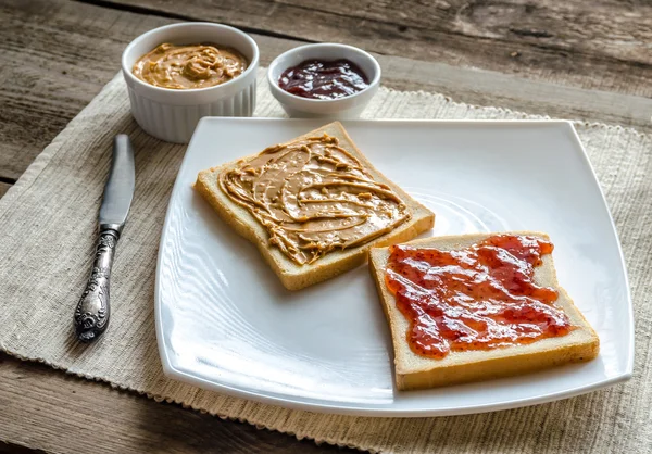 Sandwiches with peanut butter and strawberry jelly — Stock Photo, Image
