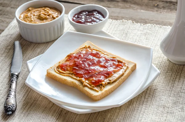 Sandwich con mantequilla de maní y mermelada de fresa — Foto de Stock