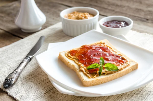 Sandwich mit Erdnussbutter und Erdbeergelee — Stockfoto