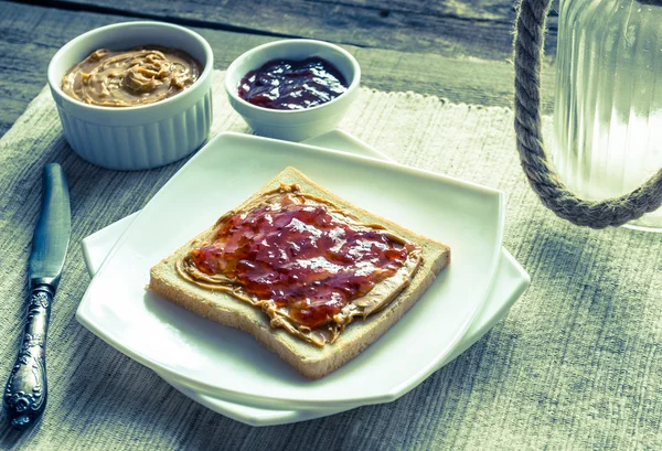 Sandwich con mantequilla de maní y mermelada de fresa — Foto de Stock