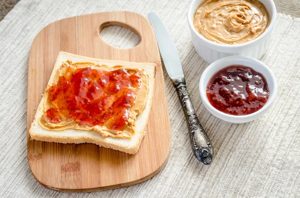 Sanduíche com manteiga de amendoim e geléia de morango — Fotografia de Stock
