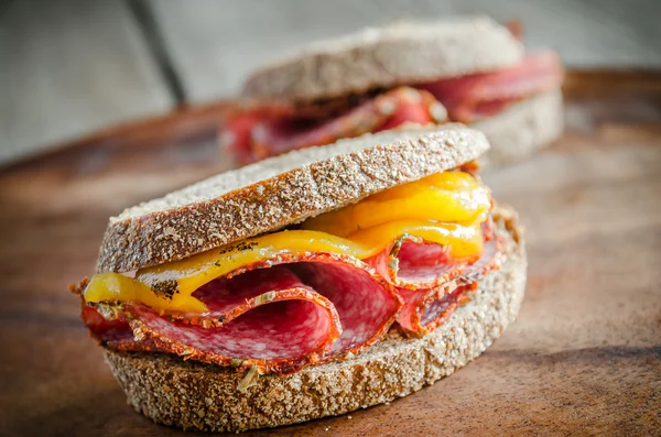 Sandwichs au salami italien et poivre rôti — Photo