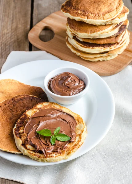 Pancake dengan krim cokelat — Stok Foto