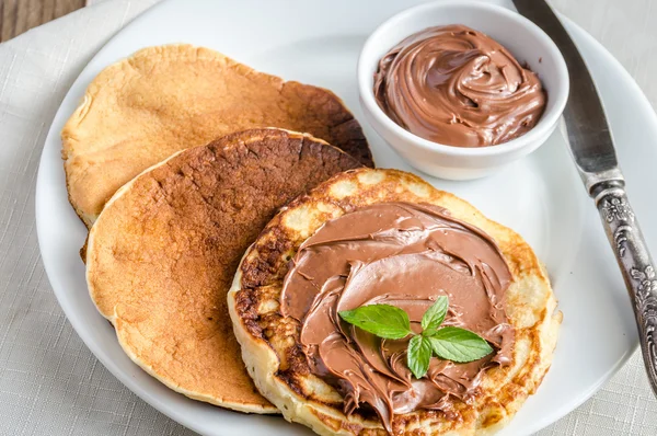 Pancake dengan krim cokelat — Stok Foto