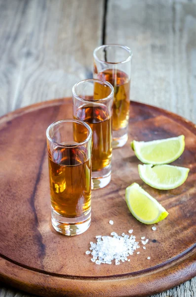 Gelas tequila di papan kayu — Stok Foto