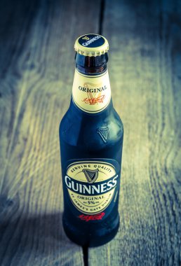 Guinness bira şişesiyle