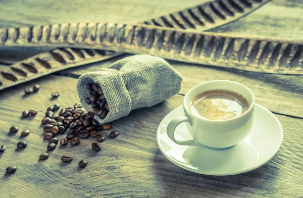 Cup of coffee with coffee beans — Stock Photo, Image