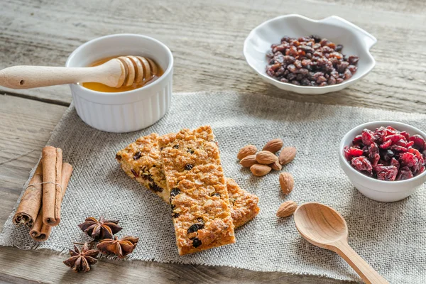 Bare de granola de casă pe pânza de sac — Fotografie, imagine de stoc