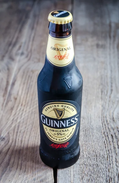 Garrafa com cerveja Guinness — Fotografia de Stock