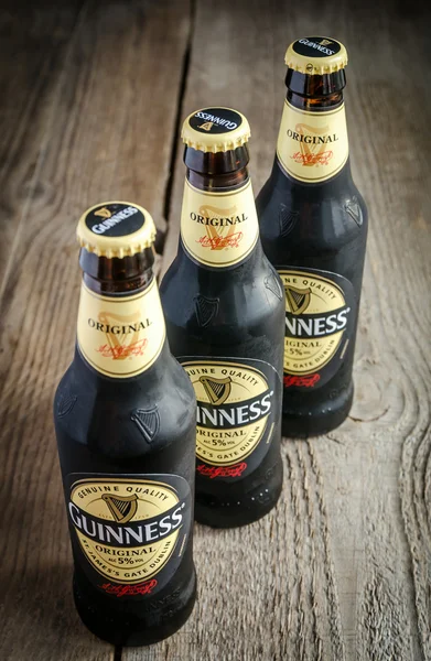 Fles met bier Guinness — Stockfoto