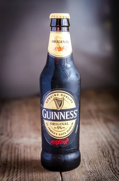 Garrafa com cerveja Guinness — Fotografia de Stock