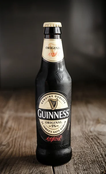 Botella con cerveza Guinness — Foto de Stock