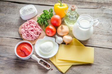 Ahşap arka plan üzerinde lazanya için malzemeler