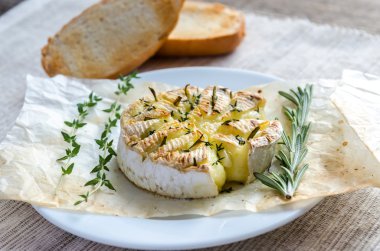 Camembert peyniri fondü