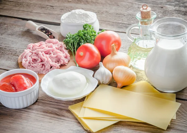 Ingrediënten voor lasagne op de houten achtergrond — Stockfoto