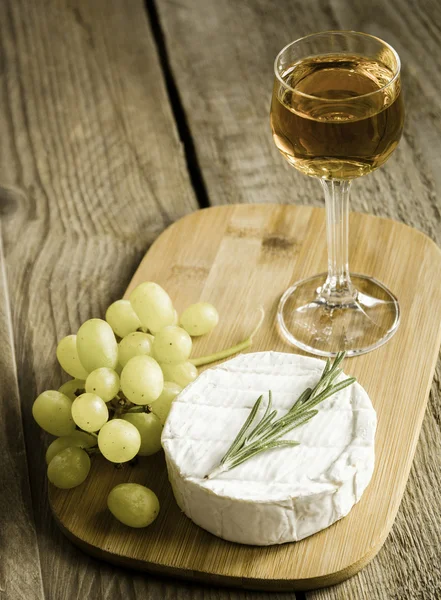 Camembert com vinho branco e uva — Fotografia de Stock