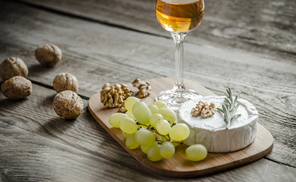 Camembert with walnuts and grape — Stock Photo, Image