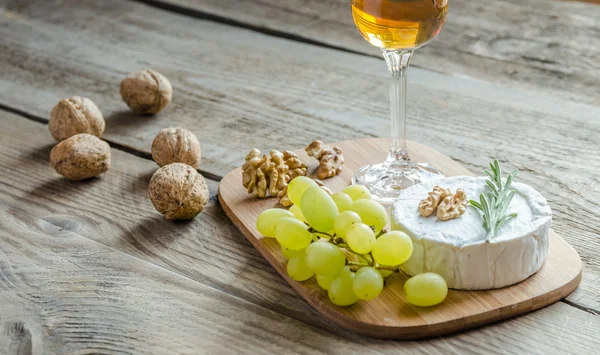 Camembert with walnuts and grape — Stock Photo, Image