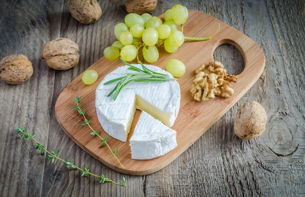 Camembert with walnuts and grape — Stock Photo, Image