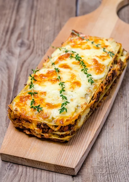 Lasagne na dřevěné desce — Stock fotografie