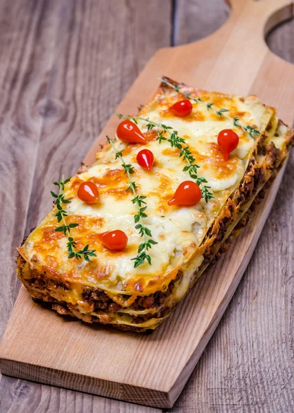 Lasagne op de houten bord — Stockfoto