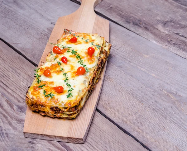 Lasaña en el tablero de madera — Foto de Stock