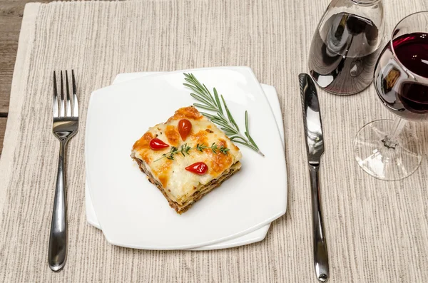 Gedeelte van lasagne op de vierkante plaat — Stockfoto