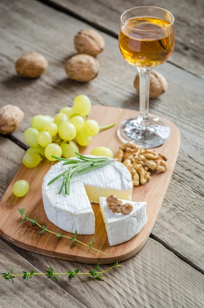 Camembert with walnuts and grape — Stock Photo, Image