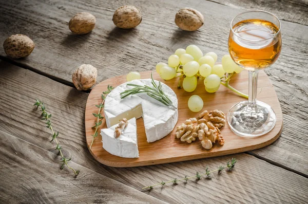 Camembert with walnuts and grape — Stock Photo, Image