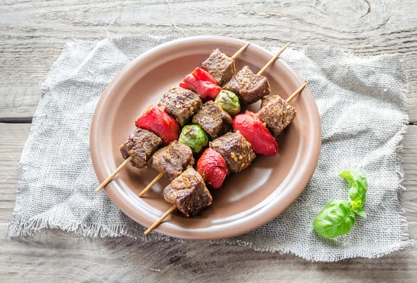 Grilled beef skewers with pepper and brussels — Stock Photo, Image