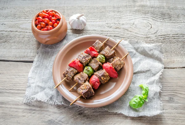 Grilled beef skewers with pepper and brussels — Stock Photo, Image